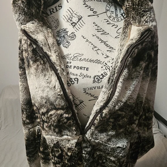 Elegant Faux Fur Women's Coat Poncho Style by ELENA WANG Size Medium - Picture 5 of 11